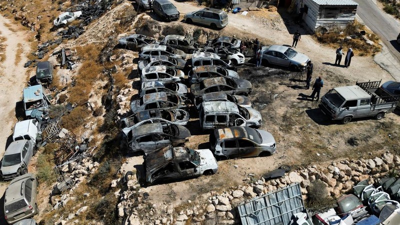 Pemandangan menunjukkan mobil-mobil yang terbakar, setelah pemukim Israel membakar mobil-mobil di kota Palestina Burqa, dekat Ramallah di Tepi Barat yang diduduki Israel, 15 Juli 2025. (REUTERS/Mohammed Torokman)