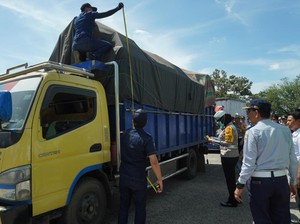 Tertibkan Truk ODOL, Polda Jambi Tempel Stiker hingga Peringatkan Perusahaan