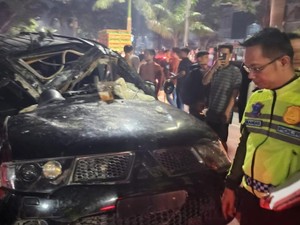 Pajero Sport Tabrak Trotoar di Pekanbaru, Sopir Luka Berat