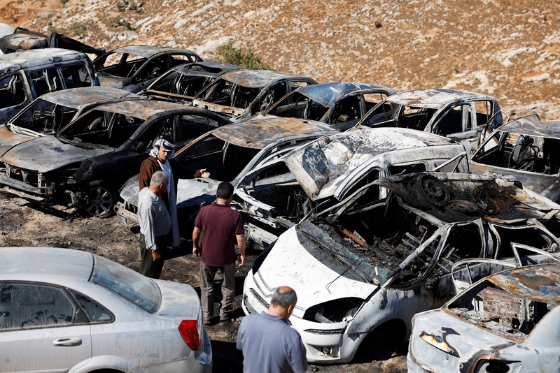 Pemandangan menunjukkan mobil-mobil yang terbakar, setelah pemukim Israel membakar mobil-mobil di kota Palestina Burqa, dekat Ramallah di Tepi Barat yang diduduki Israel, 15 Juli 2025. Pemandangan menunjukkan mobil-mobil yang terbakar, setelah pemukim Israel membakar mobil-mobil di kota Palestina Burqa, dekat Ramallah di Tepi Barat yang diduduki Israel, 15 Juli 2025. (REUTERS/Mohammed Torokman)