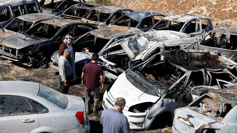 Pemandangan menunjukkan mobil-mobil yang terbakar, setelah pemukim Israel membakar mobil-mobil di kota Palestina Burqa, dekat Ramallah di Tepi Barat yang diduduki Israel, 15 Juli 2025. (REUTERS/Mohammed Torokman)