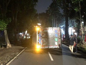 Truk Kontainer Rem Blong, Tabrak Pohon Lalu Terguling di Jl Pemuda Bogor