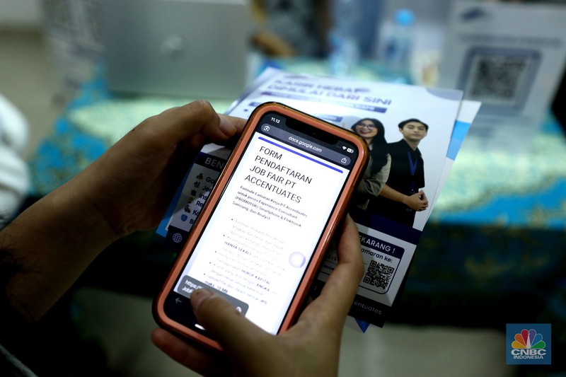 Sejumlah pencari kerja mengantre saat menghadiri acara Jakarta Jobfair di GOR Pasar Minggu, Jakarta Selatan, Rabu (16/7/2025). Sejumlah pencari kerja mengantre saat menghadiri acara Jakarta Jobfair di GOR Pasar Minggu, Jakarta Selatan, Rabu (16/7/2025). (CNBC Indonesia/Tri Susilo)