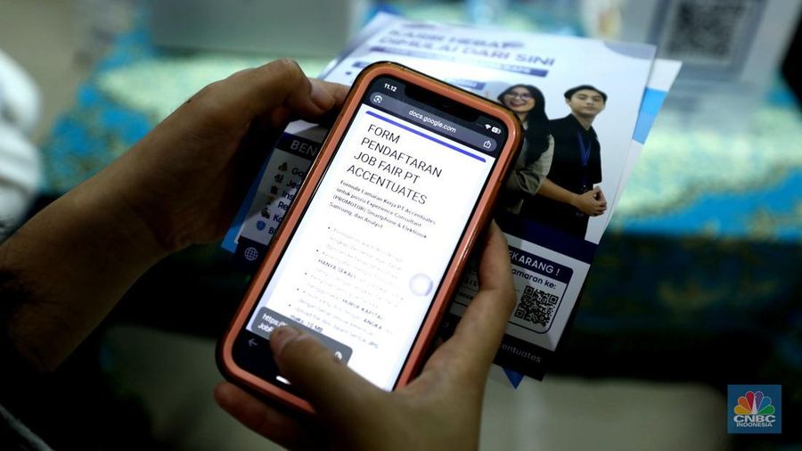 Sejumlah pencari kerja mengantre saat menghadiri acara Jakarta Jobfair di GOR Pasar Minggu, Jakarta Selatan, Rabu (16/7/2025). (CNBC Indonesia/Tri Susilo)
