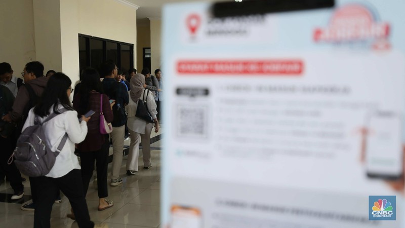 Sejumlah pencari kerja mengantre saat menghadiri acara Jakarta Jobfair di GOR Pasar Minggu, Jakarta Selatan, Rabu (16/7/2025). (CNBC Indonesia/Tri Susilo)