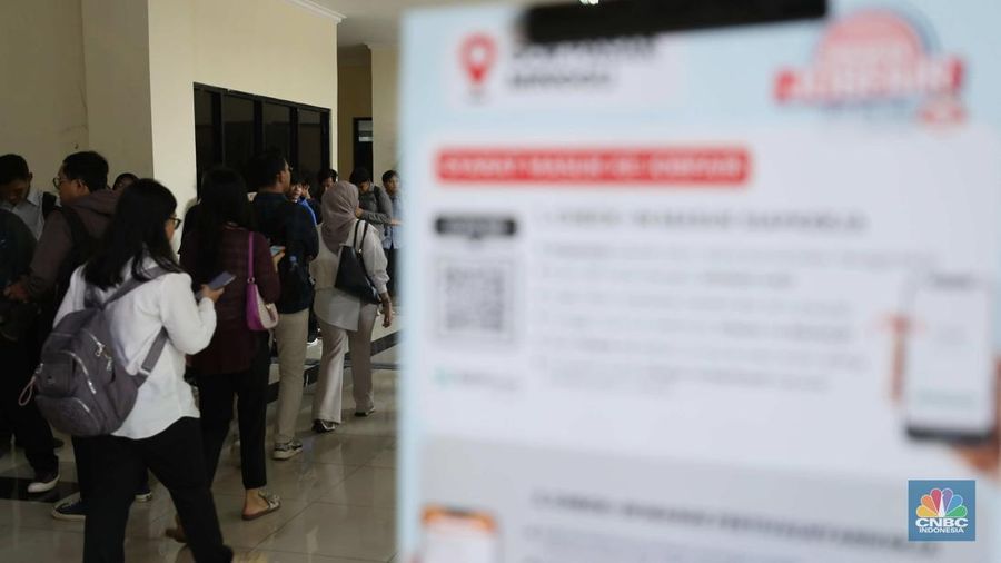 Sejumlah pencari kerja mengantre saat menghadiri acara Jakarta Jobfair di GOR Pasar Minggu, Jakarta Selatan, Rabu (16/7/2025). Sejumlah pencari kerja mengantre saat menghadiri acara Jakarta Jobfair di GOR Pasar Minggu, Jakarta Selatan, Rabu (16/7/2025). (CNBC Indonesia/Tri Susilo)