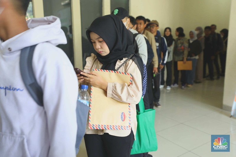 Sejumlah pencari kerja mengantre saat menghadiri acara Jakarta Jobfair di GOR Pasar Minggu, Jakarta Selatan, Rabu (16/7/2025). Sejumlah pencari kerja mengantre saat menghadiri acara Jakarta Jobfair di GOR Pasar Minggu, Jakarta Selatan, Rabu (16/7/2025). (CNBC Indonesia/Tri Susilo)
