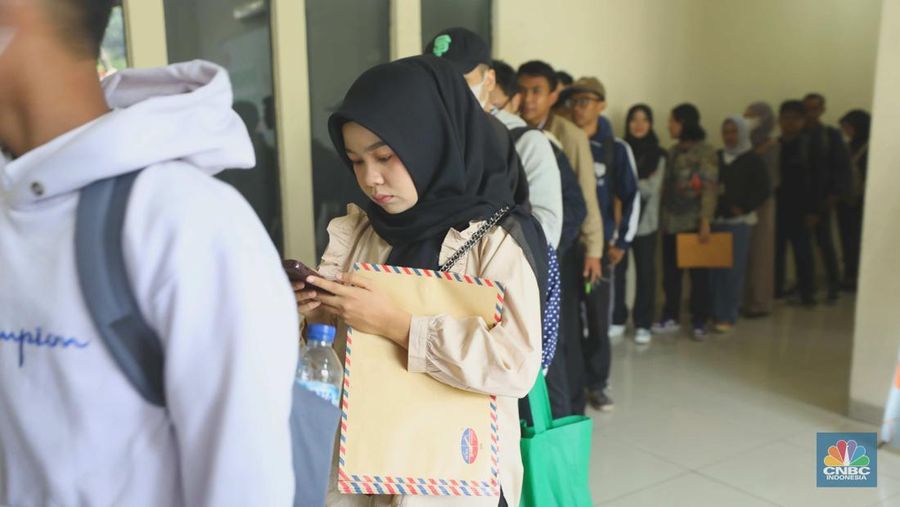 Sejumlah pencari kerja mengantre saat menghadiri acara Jakarta Jobfair di GOR Pasar Minggu, Jakarta Selatan, Rabu (16/7/2025). (CNBC Indonesia/Tri Susilo)