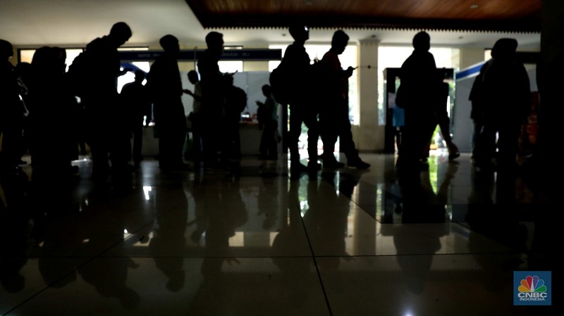 Sejumlah pencari kerja mengantre saat menghadiri acara Jakarta Jobfair di GOR Pasar Minggu, Jakarta Selatan, Rabu (16/7/2025). Sejumlah pencari kerja mengantre saat menghadiri acara Jakarta Jobfair di GOR Pasar Minggu, Jakarta Selatan, Rabu (16/7/2025). (CNBC Indonesia/Tri Susilo)