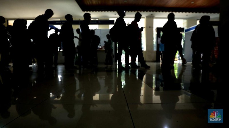 Sejumlah pencari kerja mengantre saat menghadiri acara Jakarta Jobfair di GOR Pasar Minggu, Jakarta Selatan, Rabu (16/7/2025). (CNBC Indonesia/Tri Susilo)
