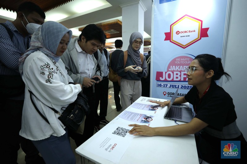 Sejumlah pencari kerja mengantre saat menghadiri acara Jakarta Jobfair di GOR Pasar Minggu, Jakarta Selatan, Rabu (16/7/2025). Sejumlah pencari kerja mengantre saat menghadiri acara Jakarta Jobfair di GOR Pasar Minggu, Jakarta Selatan, Rabu (16/7/2025). (CNBC Indonesia/Tri Susilo)