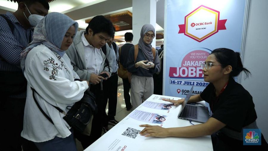 Sejumlah pencari kerja mengantre saat menghadiri acara Jakarta Jobfair di GOR Pasar Minggu, Jakarta Selatan, Rabu (16/7/2025). (CNBC Indonesia/Tri Susilo)