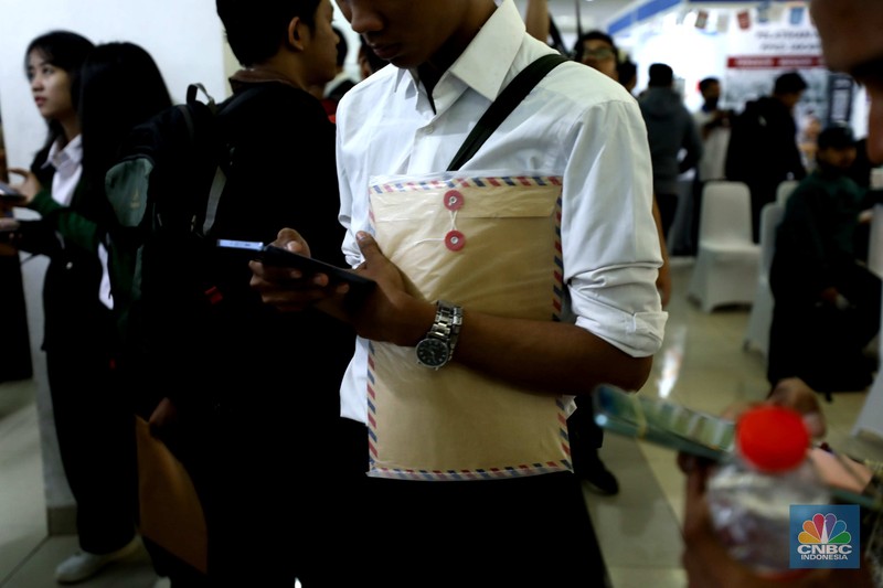 Sejumlah pencari kerja mengantre saat menghadiri acara Jakarta Jobfair di GOR Pasar Minggu, Jakarta Selatan, Rabu (16/7/2025). (CNBC Indonesia/Tri Susilo)
