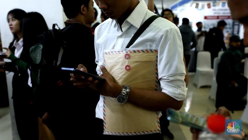 Sejumlah pencari kerja mengantre saat menghadiri acara Jakarta Jobfair di GOR Pasar Minggu, Jakarta Selatan, Rabu (16/7/2025). (CNBC Indonesia/Tri Susilo)