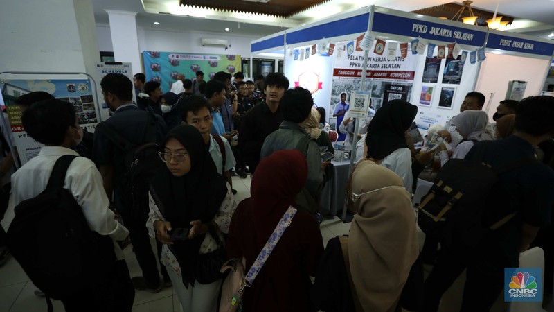 Sejumlah pencari kerja mengantre saat menghadiri acara Jakarta Jobfair di GOR Pasar Minggu, Jakarta Selatan, Rabu (16/7/2025). (CNBC Indonesia/Tri Susilo)