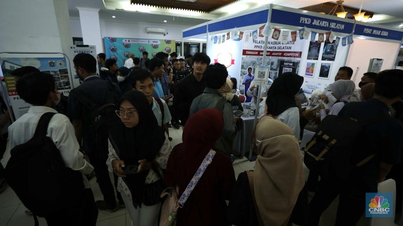 Sejumlah pencari kerja mengantre saat menghadiri acara Jakarta Jobfair di GOR Pasar Minggu, Jakarta Selatan, Rabu (16/7/2025). (CNBC Indonesia/Tri Susilo)
