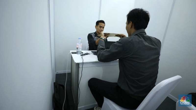Sejumlah pencari kerja mengantre saat menghadiri acara Jakarta Jobfair di GOR Pasar Minggu, Jakarta Selatan, Rabu (16/7/2025). (CNBC Indonesia/Tri Susilo)