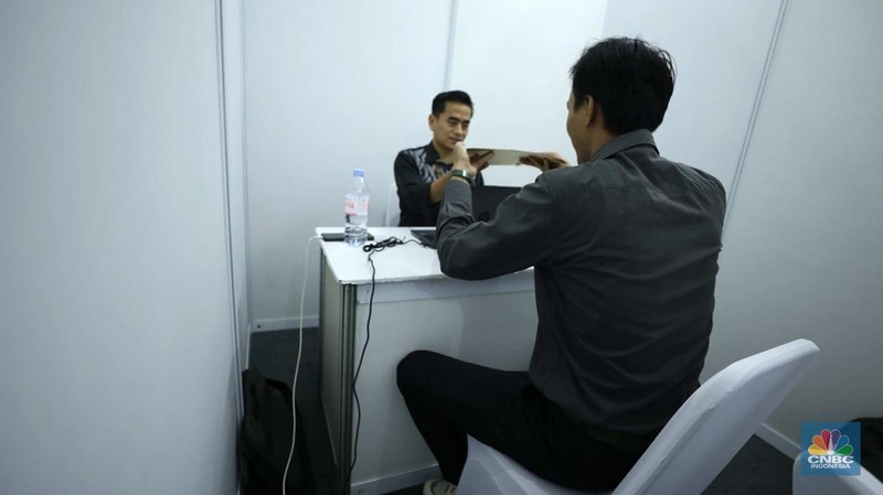 Sejumlah pencari kerja mengantre saat menghadiri acara Jakarta Jobfair di GOR Pasar Minggu, Jakarta Selatan, Rabu (16/7/2025). (CNBC Indonesia/Tri Susilo)