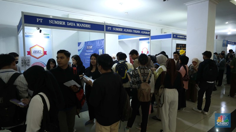 Sejumlah pencari kerja mengantre saat menghadiri acara Jakarta Jobfair di GOR Pasar Minggu, Jakarta Selatan, Rabu (16/7/2025). Sejumlah pencari kerja mengantre saat menghadiri acara Jakarta Jobfair di GOR Pasar Minggu, Jakarta Selatan, Rabu (16/7/2025). (CNBC Indonesia/Tri Susilo)