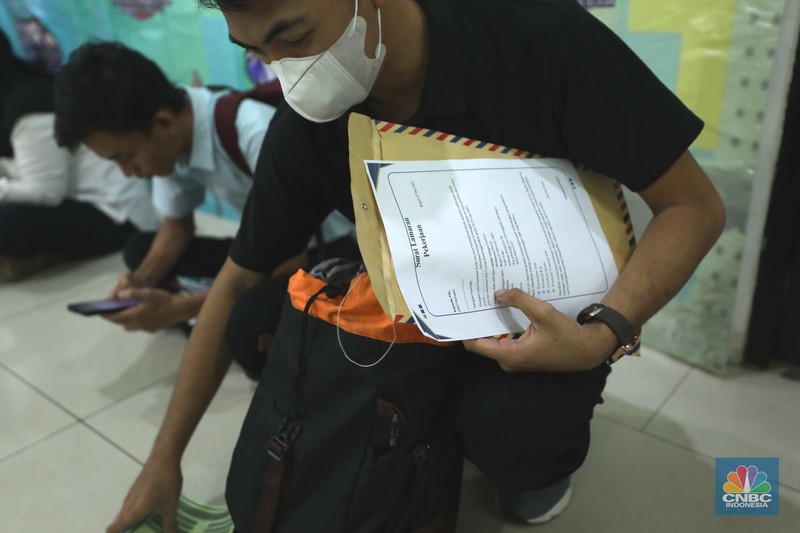 Sejumlah pencari kerja mengantre saat menghadiri acara Jakarta Jobfair di GOR Pasar Minggu, Jakarta Selatan, Rabu (16/7/2025). (CNBC Indonesia/Tri Susilo)