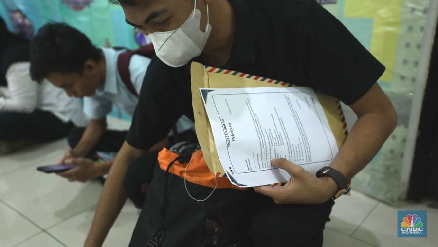 Sejumlah pencari kerja mengantre saat menghadiri acara Jakarta Jobfair di GOR Pasar Minggu, Jakarta Selatan, Rabu (16/7/2025). (CNBC Indonesia/Tri Susilo)