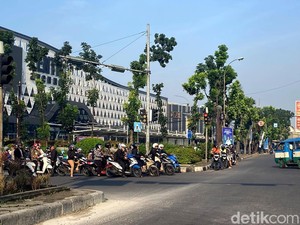 Banyak Pengendara Bahayakan Orang Lain di Jalan Soekarno Hatta Bandung