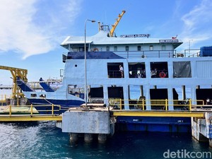 Turis Asing Tertahan di Kapal Imbas Truk Blokade Pintu Keluar Ketapang