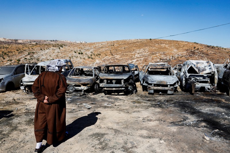 Pemandangan menunjukkan mobil-mobil yang terbakar, setelah pemukim Israel membakar mobil-mobil di kota Palestina Burqa, dekat Ramallah di Tepi Barat yang diduduki Israel, 15 Juli 2025. Pemandangan menunjukkan mobil-mobil yang terbakar, setelah pemukim Israel membakar mobil-mobil di kota Palestina Burqa, dekat Ramallah di Tepi Barat yang diduduki Israel, 15 Juli 2025. (REUTERS/Mohammed Torokman)