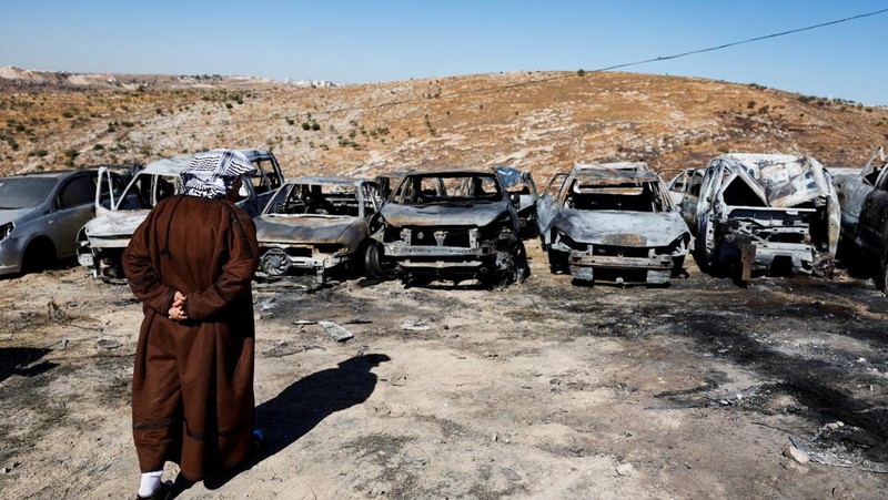 Pemandangan menunjukkan mobil-mobil yang terbakar, setelah pemukim Israel membakar mobil-mobil di kota Palestina Burqa, dekat Ramallah di Tepi Barat yang diduduki Israel, 15 Juli 2025. (REUTERS/Mohammed Torokman)