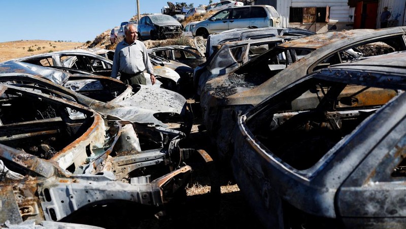 Pemandangan menunjukkan mobil-mobil yang terbakar, setelah pemukim Israel membakar mobil-mobil di kota Palestina Burqa, dekat Ramallah di Tepi Barat yang diduduki Israel, 15 Juli 2025. (REUTERS/Mohammed Torokman)