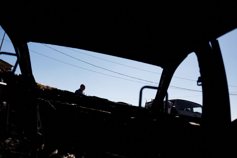 Pemandangan menunjukkan mobil-mobil yang terbakar, setelah pemukim Israel membakar mobil-mobil di kota Palestina Burqa, dekat Ramallah di Tepi Barat yang diduduki Israel, 15 Juli 2025. Pemandangan menunjukkan mobil-mobil yang terbakar, setelah pemukim Israel membakar mobil-mobil di kota Palestina Burqa, dekat Ramallah di Tepi Barat yang diduduki Israel, 15 Juli 2025. (REUTERS/Mohammed Torokman)