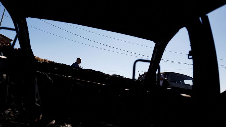 Pemandangan menunjukkan mobil-mobil yang terbakar, setelah pemukim Israel membakar mobil-mobil di kota Palestina Burqa, dekat Ramallah di Tepi Barat yang diduduki Israel, 15 Juli 2025. Pemandangan menunjukkan mobil-mobil yang terbakar, setelah pemukim Israel membakar mobil-mobil di kota Palestina Burqa, dekat Ramallah di Tepi Barat yang diduduki Israel, 15 Juli 2025. (REUTERS/Mohammed Torokman)