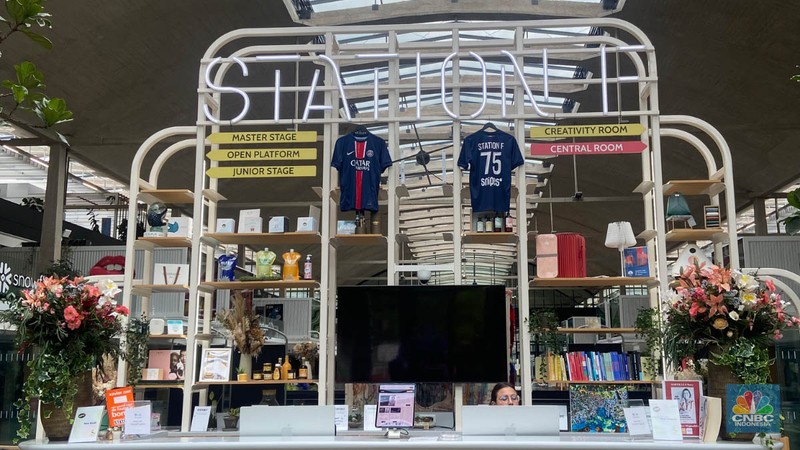 Seseorang berjalan di kampus startup Stasiun F di Prancis, Rabu (16/7/2025). Seseorang berjalan di kampus startup Stasiun F di Prancis, Rabu (16/7/2025). (CNBC Indonesia/Seft Oktarianisa)