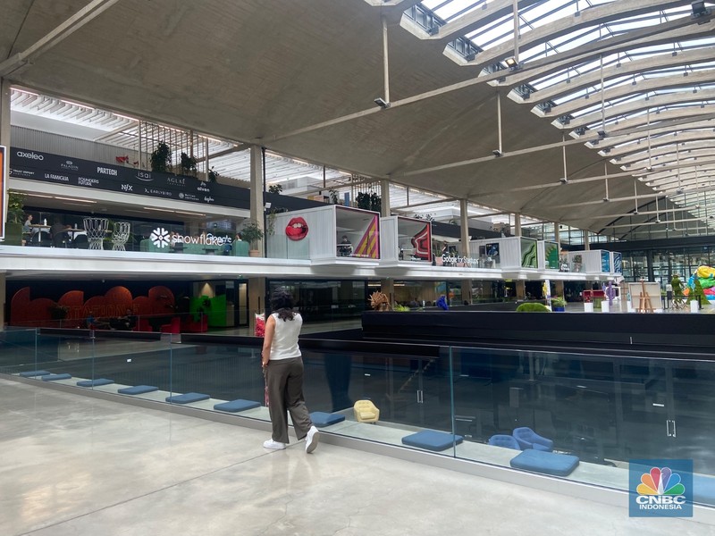 Seseorang berjalan di kampus startup Stasiun F di Prancis, Rabu (16/7/2025). Seseorang berjalan di kampus startup Stasiun F di Prancis, Rabu (16/7/2025). (CNBC Indonesia/Seft Oktarianisa)