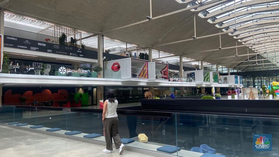 Seseorang berjalan di kampus startup Stasiun F di Prancis, Rabu (16/7/2025). Seseorang berjalan di kampus startup Stasiun F di Prancis, Rabu (16/7/2025). (CNBC Indonesia/Seft Oktarianisa)