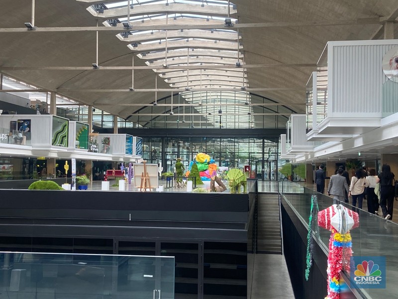 Seseorang berjalan di kampus startup Stasiun F di Prancis, Rabu (16/7/2025). Seseorang berjalan di kampus startup Stasiun F di Prancis, Rabu (16/7/2025). (CNBC Indonesia/Seft Oktarianisa)
