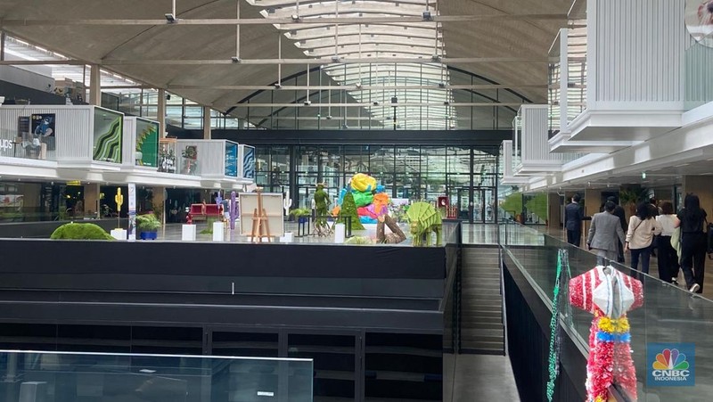 Seseorang berjalan di kampus startup Stasiun F di Prancis, Rabu (16/7/2025). (CNBC Indonesia/Seft Oktarianisa)