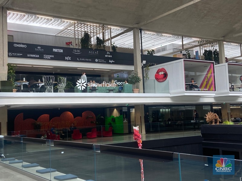 Seseorang berjalan di kampus startup Stasiun F di Prancis, Rabu (16/7/2025). Seseorang berjalan di kampus startup Stasiun F di Prancis, Rabu (16/7/2025). (CNBC Indonesia/Seft Oktarianisa)