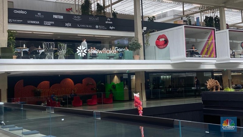 Seseorang berjalan di kampus startup Stasiun F di Prancis, Rabu (16/7/2025). (CNBC Indonesia/Seft Oktarianisa)