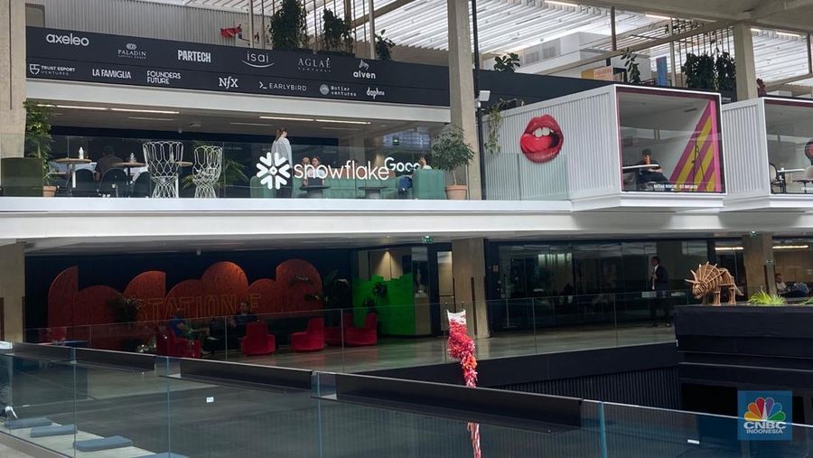 Seseorang berjalan di kampus startup Stasiun F di Prancis, Rabu (16/7/2025). Seseorang berjalan di kampus startup Stasiun F di Prancis, Rabu (16/7/2025). (CNBC Indonesia/Seft Oktarianisa)