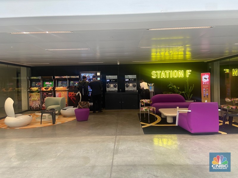 Seseorang berjalan di kampus startup Stasiun F di Prancis, Rabu (16/7/2025). Seseorang berjalan di kampus startup Stasiun F di Prancis, Rabu (16/7/2025). (CNBC Indonesia/Seft Oktarianisa)