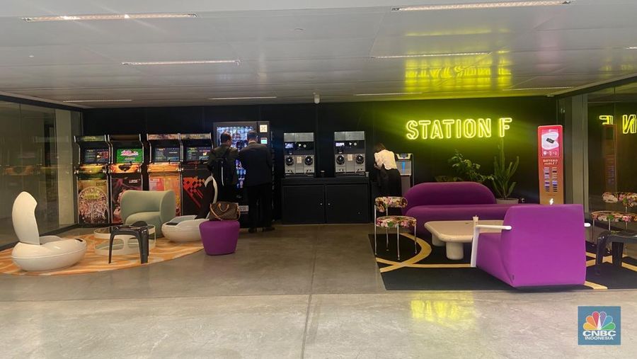 Seseorang berjalan di kampus startup Stasiun F di Prancis, Rabu (16/7/2025). Seseorang berjalan di kampus startup Stasiun F di Prancis, Rabu (16/7/2025). (CNBC Indonesia/Seft Oktarianisa)