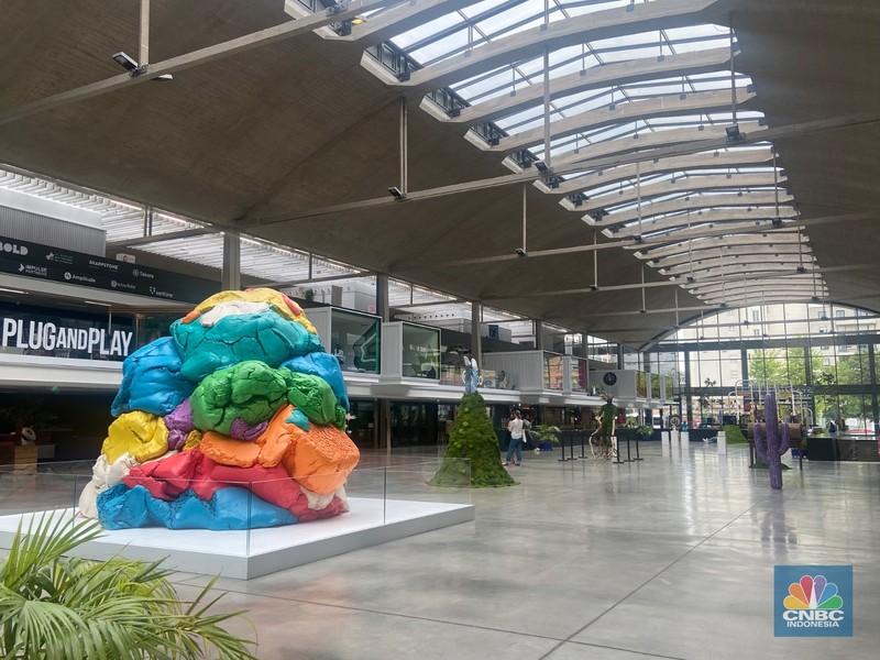 Seseorang berjalan di kampus startup Stasiun F di Prancis, Rabu (16/7/2025). Seseorang berjalan di kampus startup Stasiun F di Prancis, Rabu (16/7/2025). (CNBC Indonesia/Seft Oktarianisa)