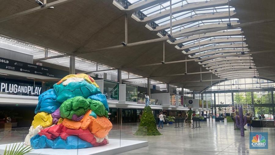 Seseorang berjalan di kampus startup Stasiun F di Prancis, Rabu (16/7/2025). (CNBC Indonesia/Seft Oktarianisa)