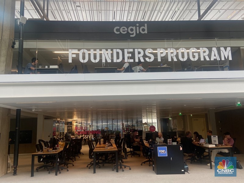 Seseorang berjalan di kampus startup Stasiun F di Prancis, Rabu (16/7/2025). Seseorang berjalan di kampus startup Stasiun F di Prancis, Rabu (16/7/2025). (CNBC Indonesia/Seft Oktarianisa)