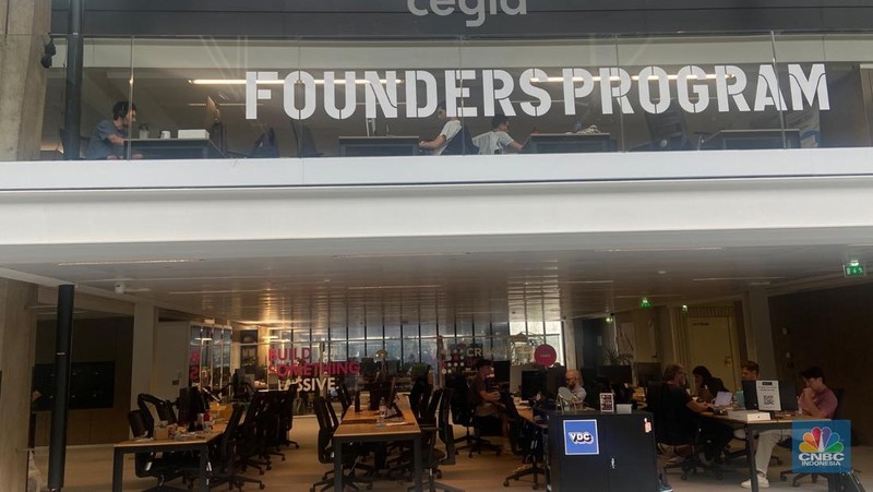 Seseorang berjalan di kampus startup Stasiun F di Prancis, Rabu (16/7/2025). (CNBC Indonesia/Seft Oktarianisa)