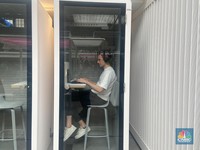 Seseorang berjalan di kampus startup Stasiun F di Prancis, Rabu (16/7/2025). (CNBC Indonesia/Seft Oktarianisa)