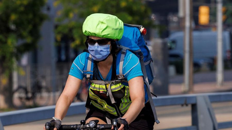 Kabut asap menyelimuti Toronto selama peringatan kualitas udara yang dikeluarkan oleh Environment Canada di tengah gelombang panas, menjadikan kota itu salah satu yang terburuk di dunia menurut Indeks Kualitas Udara di Toronto, Ontario, Kanada, 14 Juli 2025. Kabut asap menyelimuti Toronto selama peringatan kualitas udara yang dikeluarkan oleh Environment Canada di tengah gelombang panas, menjadikan kota itu salah satu yang terburuk di dunia menurut Indeks Kualitas Udara di Toronto, Ontario, Kanada, 14 Juli 2025. (REUTERS/Carlos Osorio)
