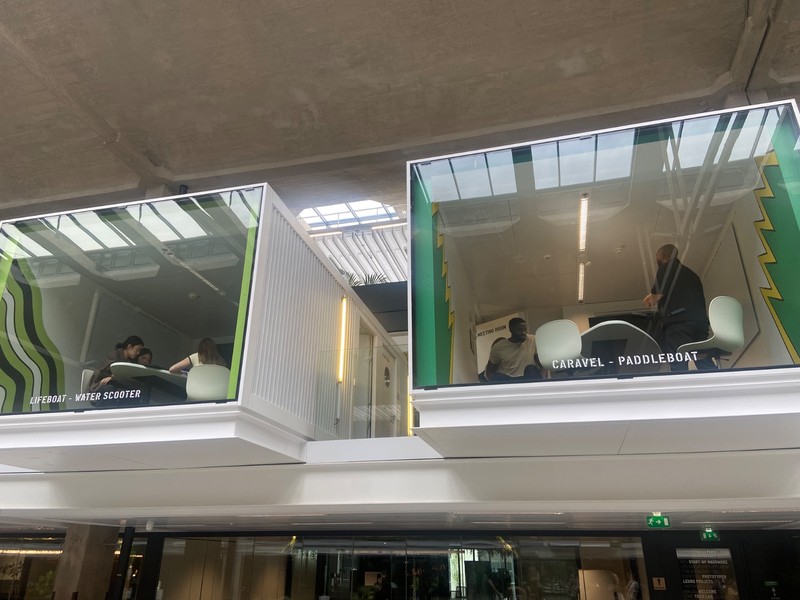 Seseorang berjalan di kampus startup Stasiun F di Prancis, Rabu (16/7/2025). Seseorang berjalan di kampus startup Stasiun F di Prancis, Rabu (16/7/2025). (CNBC Indonesia/Seft Oktarianisa)