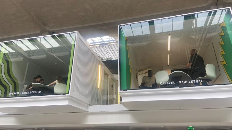 Seseorang berjalan di kampus startup Stasiun F di Prancis, Rabu (16/7/2025). (CNBC Indonesia/Seft Oktarianisa)
